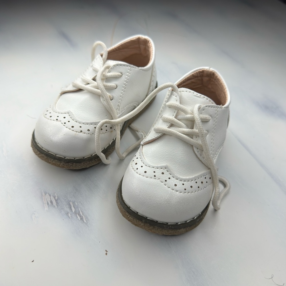 Baby white dress shoes made by (MG BABY) SIZE 4
TODDLER